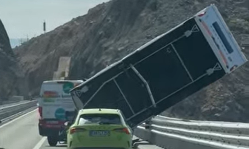 Nestvarne scene: Kamp prikolica visi na ogradi Krčkog mosta!