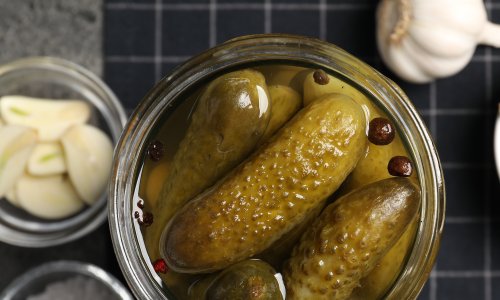 Otvorili ste kisele krastavce: koliko dugo smiju stajati u hladnjaku i kako prepoznati da više nisu za jelo