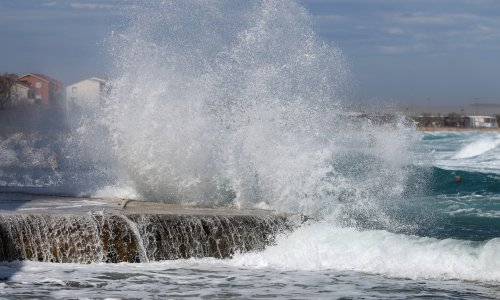 Zatvoren promet preko mosta iznad Omiša, bura stvara probleme i trajektima