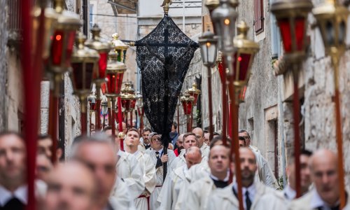 FOTO Završila hvarska procesija 'Za križen', pogledajte kako je sve izgledalo