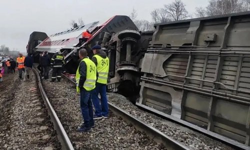 Ruski vlak izletio s tračnica, prevrnuli se putnički vagoni na dva kata