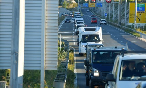Bura stvara probleme u prometu, na dijelu Jadranske magistrale na snazi ograničenja