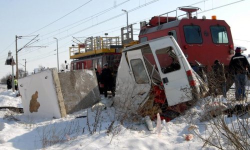 Vozač kombija poginuo prelazivši prugu pod zabranom