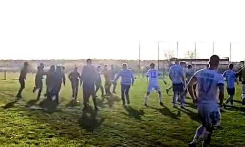 Kaos na utakmici u Srbiji: Huligani upali na teren, krenuli udarati igrače i trenere