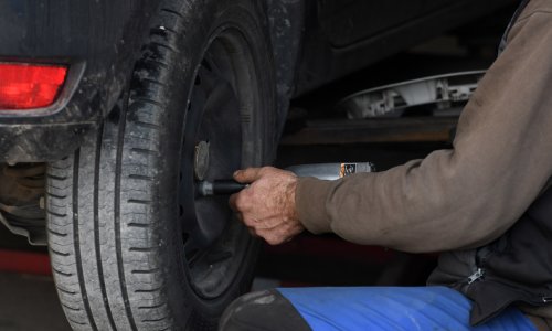 Većina vozača ovo ignorira nakon promjene guma. Može završiti vrlo opasno