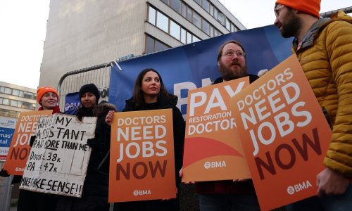 Istekao Starmerov ultimatum, britanski liječnici i specijalizanti u štrajku