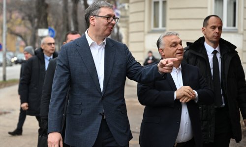 Video iz vlaka ponovno hit: Vučić i Orban mašu 'nevidljivim' ljudima