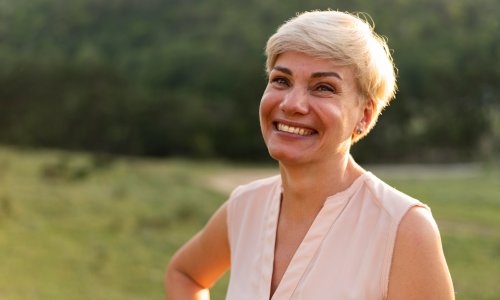 Ovaj jednostavan trening osvaja žene u 50-ima i 60-ima, a rezultate daje već u hodu