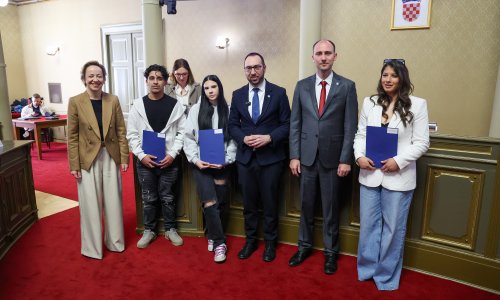 Uručeno 108 ugovora o Stipendiji Grada Zagreba učenicima i studentima romske manjine