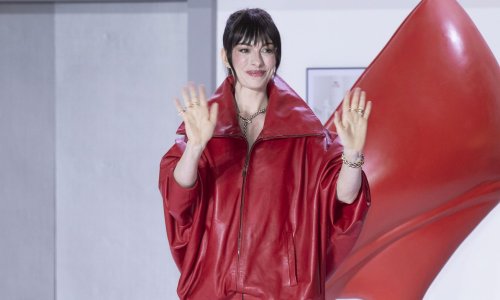 U crvenoj koži od glave do pete: Novo izdanje Anne Hathaway ne prolazi nezapaženo