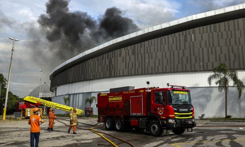 Šokantni prizori: Vatra progutala krov stadiona