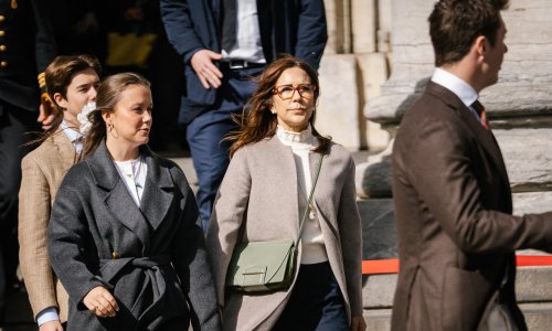 Zaboravite dosadna izdanja: Kraljica Mary isfurala čizme koje obožava i Kate Middleton