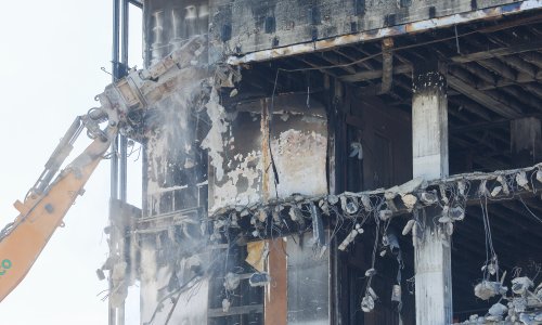 FOTO Počelo je rušenje: Bageri već 'grizu' Vjesnikov neboder