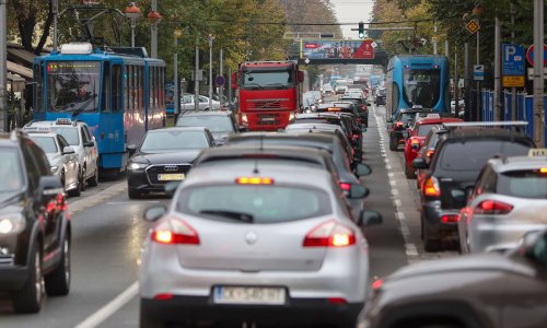Kaos na Savskoj: Tramvaj iskočio iz tračnica