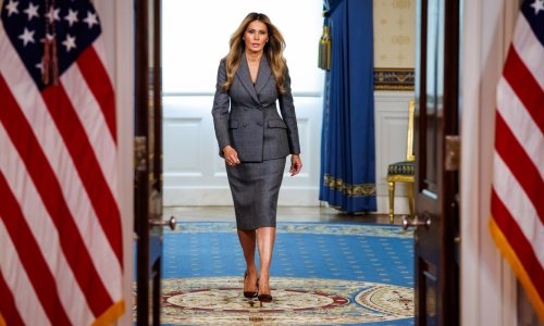 Melania Trump izvela je neviđen potez i isijavala moć u sivom outfitu