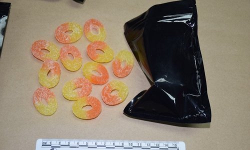 Mladić preprodavao sumnjive gumene bombone i parilice, uhvatila ga policija