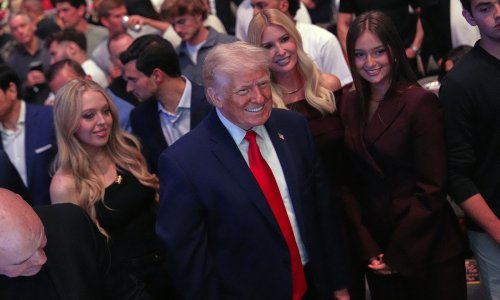 Nakon glasina o narušenom zdravlju, Donald Trump kćeri i unuku poveo na UFC večer