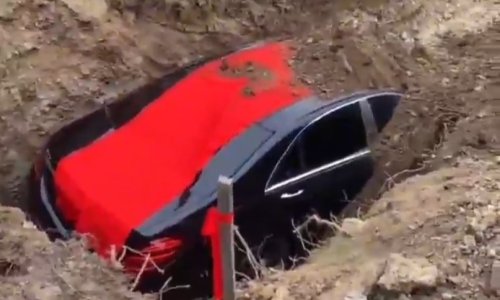 Pogledajte kako je milijunaš pokopan zajedno s Mercedesom. Policija istražuje pogreb