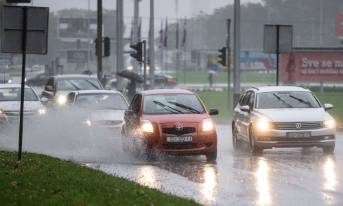 Teški uvjeti na cestama: Mokro i sklisko, usporen promet oko Zagreba