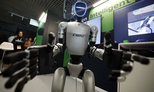 VIDEO Viralni hit iz Varšave: Robot influencer tjera divlje svinje u šumu