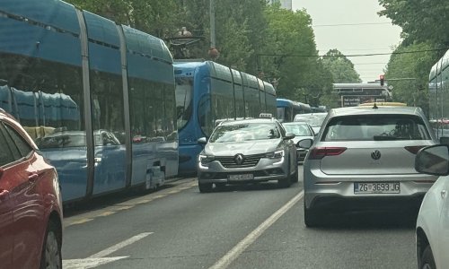 Kolaps u Savskoj: Kamion pokidao tramvajske vodove, ZET izmijenio trase