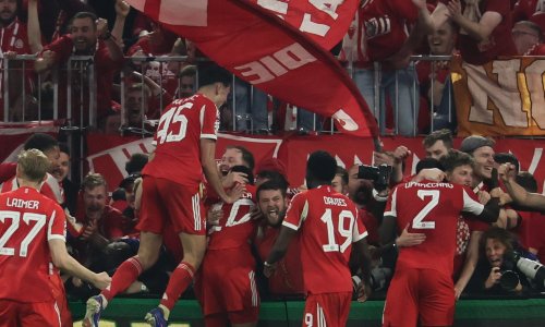 Navijači Bayerna u slavlju pregazili fotografe kraj terena