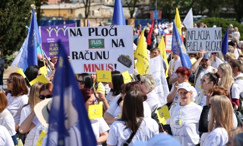 FOTO Prosvjedna povorka krenula prema Trgu bana Jelačića: 'Gradimo luksuz, živimo akciju'