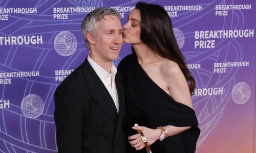 Anne Hathaway u rijetkom pojavljivanju sa suprugom na crvenom tepihu; pao je i poljubac