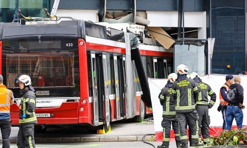 Užas u Salzburgu: Trolejbus se zaletio u supermarket, ima mrtvih i ozlijeđenih