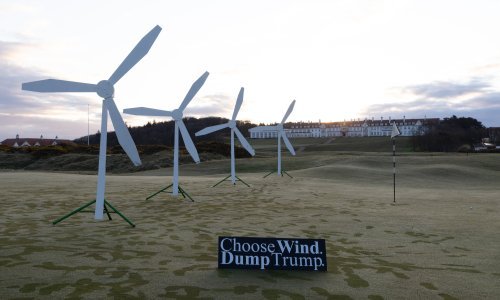 Greenpeace provocira Trumpa: Složili mu vjetroelektranu na njegovom golf terenu