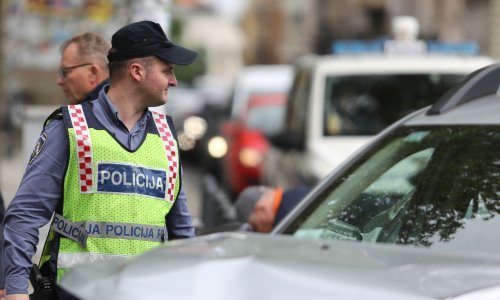 Kaos u centru Zagreba: Vozaču Audija pozlilo, zabijao se u automobile