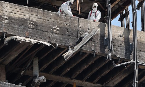 Ljudi u bijelim odijelima okupirali Vjesnik: Otišli su na kat s azbestom