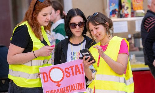 Izvješće: U RH ugrožena sloboda izražavanja, pristup pobačaju ograničen