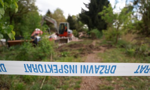 FOTO Bageri u akciji: Ruše se bespravne vikendice uz Varaždinsko jezero