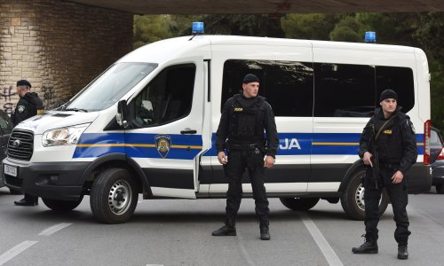 Drama u Osijeku: Policija evakuirala trgovački centar, posvuda duge cijevi