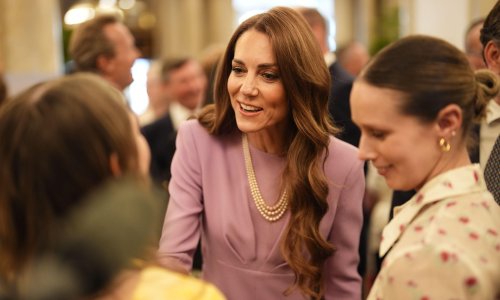 Kate Middleton iznenadila toplom gestom: Bivšeg policajca utješila je zagrljajem