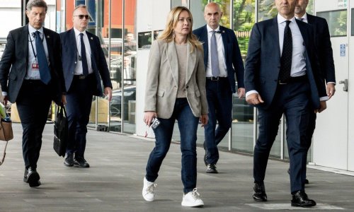 Cipele ostavite u ormaru: Giorgia Meloni pokazala je da su bijele tenisice hit proljeća