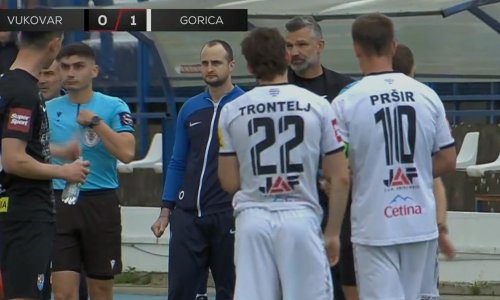 Pogledajte još jednu maratonsku VAR provjeru za penal u SHNL-u. Sudac je prvo dosudio faul u napadu...