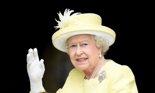 Iza njezinog najpoznatijeg modnog detalja kraljice Elizabete II. krije se zanimljiva priča