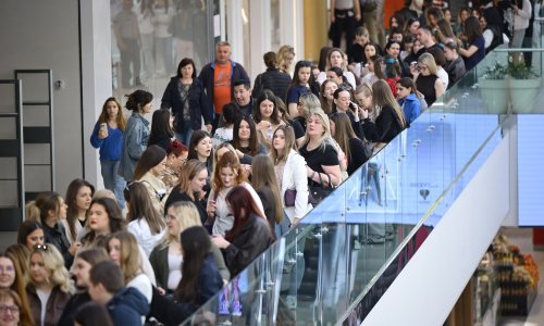 Zagrepčanke od jutra čekaju otvaranje Sephore, neke su u redu rješavale i zadaću, a donose im hranu i piće