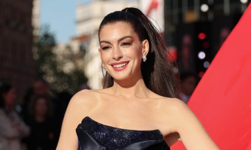 'Besplatan facelift' je genijalan trik Anne Hathaway za mladolik izgled, ali krije opasnost