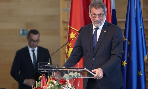 Dojave o bombama: Fuchs odgovorio na pitanje koje zanima sve učenike