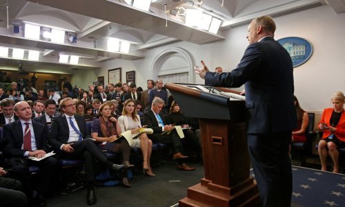 Novinari nahrupili na briefing Trumpovog glasnogovornika
