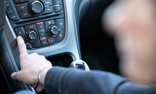 Klima u autu vam smrdi? Evo kako je očistiti i riješiti se problema u 15 minuta