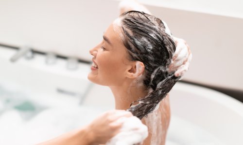 Zaboravite svakodnevno pranje: 5 navika zbog kojih vam se kosa zamasti već sutradan
