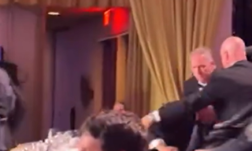 Pogledajte sekunde kaosa: Agenti upali na pozornicu, Trump pao