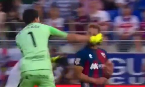 Pogledajte šokantne scene iz Španjolske! Ljutiti golman šakom u glavu 'složio' suparnika