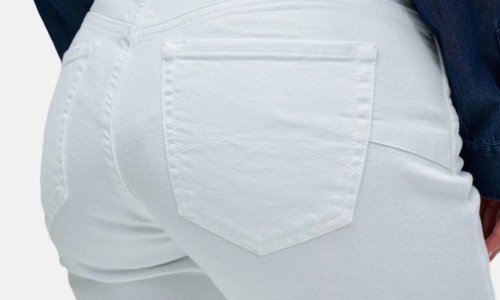 Bijele traperice su opet svugdje – i izgledaju bolje nego ikad