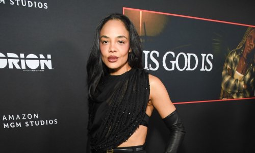 Dramatični detalji u prvom planu: Zvijezda Netflixove hit serije servirala crnu eleganciju