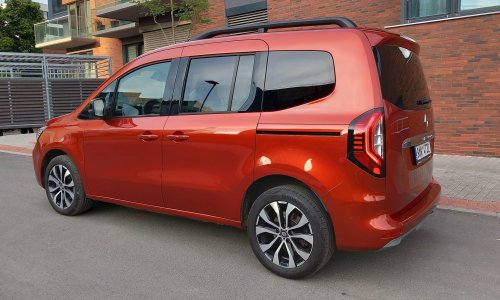 Kod nas radni auto, u Japanu kult i prodaje se izvlačenjem